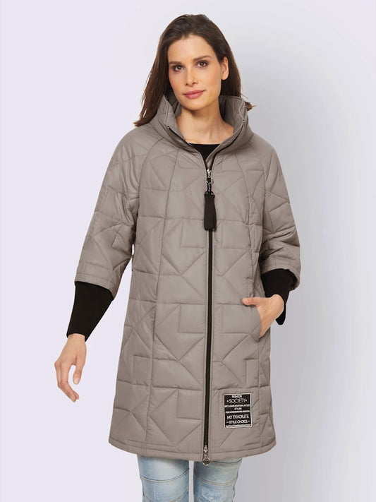 Manteau court matelassé avec col montant et poches fendues