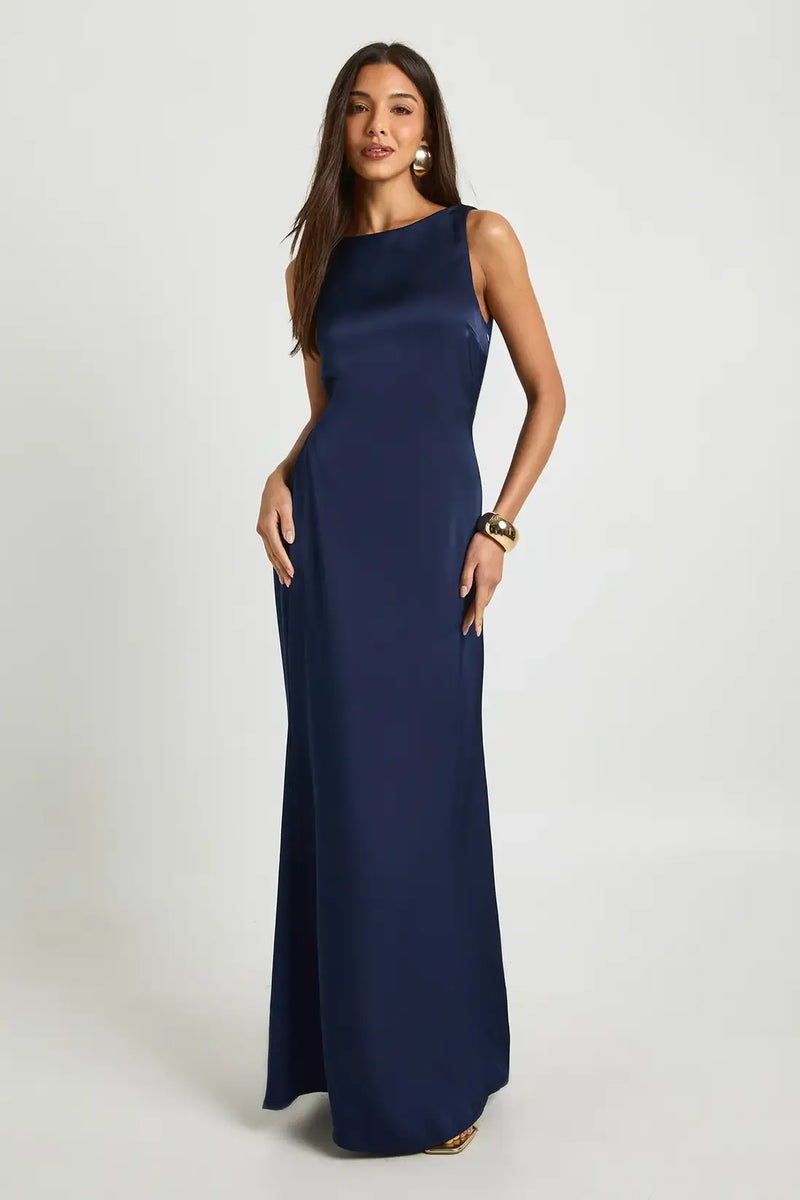 Robe longue en satin à dos drapé