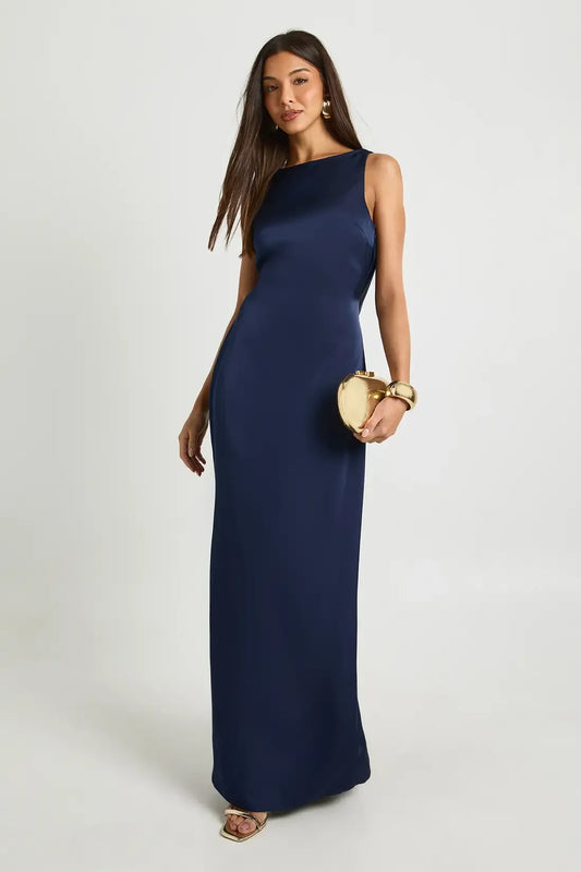 Robe longue en satin à dos drapé