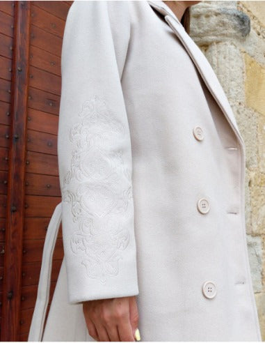 Manteau long uni chic brodé