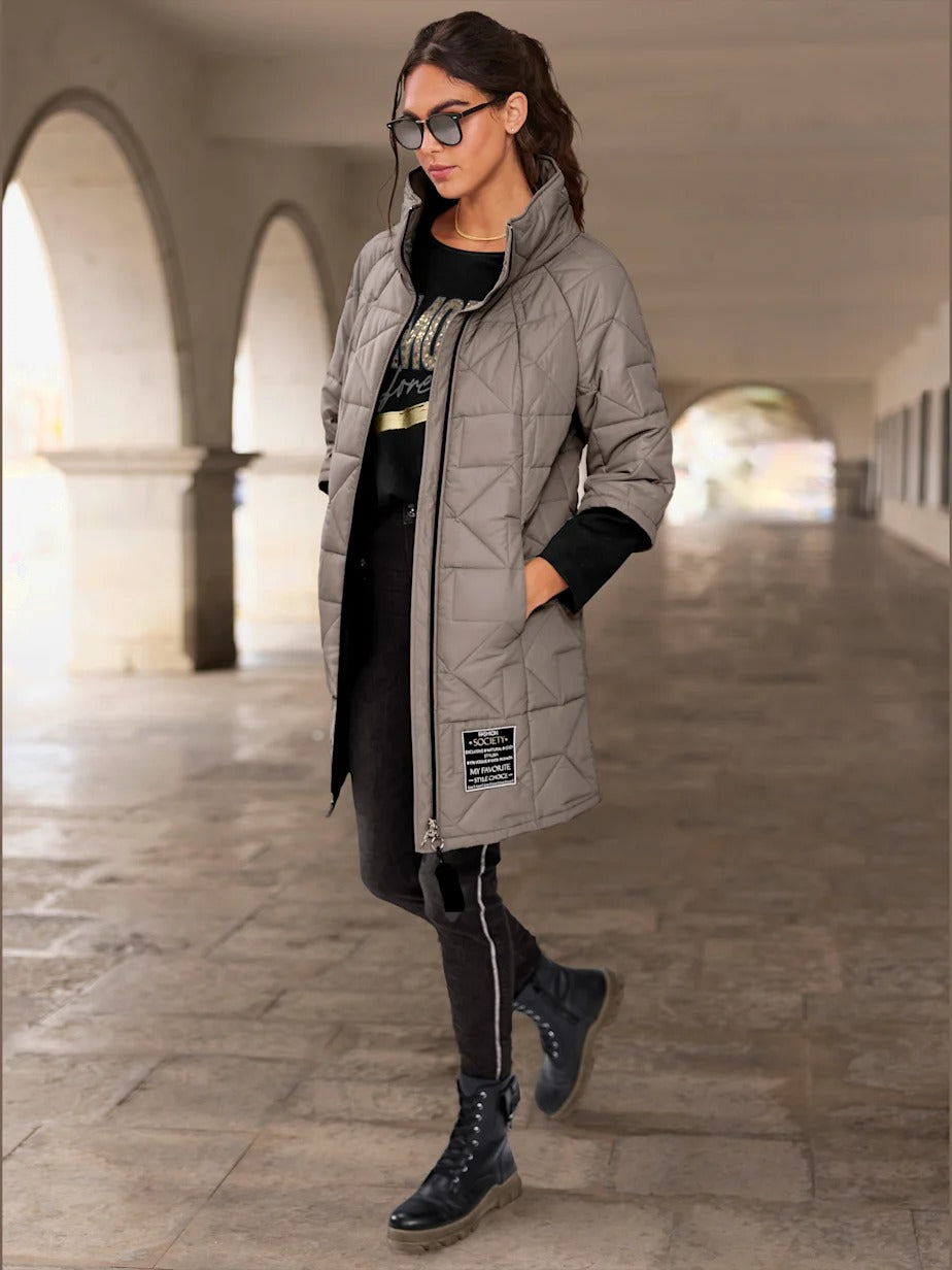 Manteau court matelassé avec col montant et poches fendues