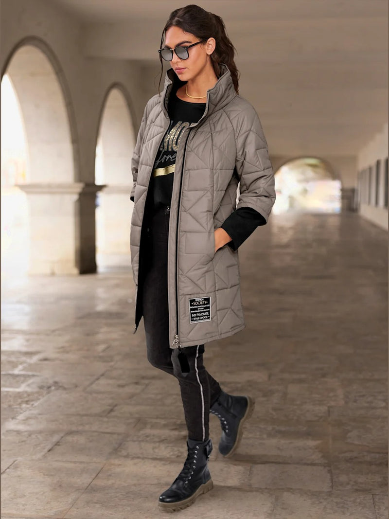 Manteau court matelassé avec col montant et poches fendues